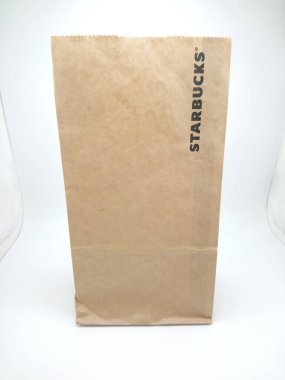 MANILA, PH - 25 Eylül 2020 'de Manila, Filipinler' de Starbucks kahverengi çantası.