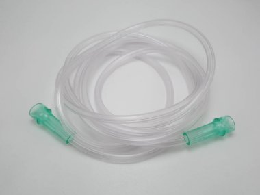 Oksijen tüpü hortumu oksijen tankına ve bir insanın burnuna bağlanmak için kullanılır.