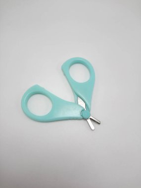 Tırnaklarını kesmek için kullanılan küçük bebek tırnağı makası.