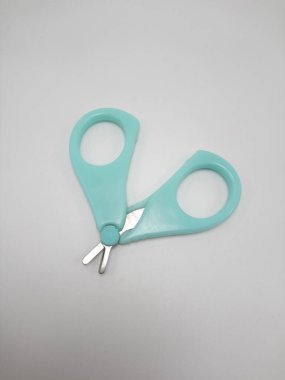 Tırnaklarını kesmek için kullanılan küçük bebek tırnağı makası.