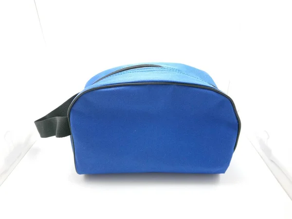 中に荷物を入れるために使用スリング付きブルーポータブルハンドバッグ — ストック写真
