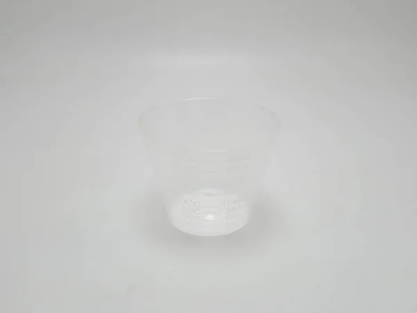 用于测量液体含量的透明塑料测量杯 — 图库照片