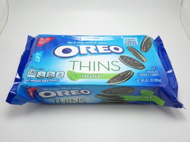 MANILA, PH - OCT 10 - Oreo 10 Ekim 2020 'de Manila, Filipinler' de naneli çikolatalı sandviç kurabiyeleri inceliyor.