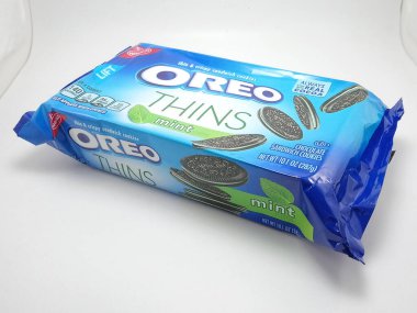 MANILA, PH - OCT 10 - Oreo 10 Ekim 2020 'de Manila, Filipinler' de naneli çikolatalı sandviç kurabiyeleri inceliyor.