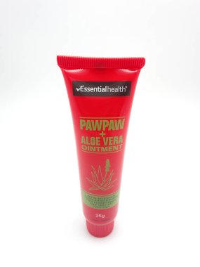 MANILA, PH - OCT 10 - 10 Ekim 2020 tarihinde Manila, Filipinler 'de temel sağlık pawpaw ve aloe vera merhem tüpü.