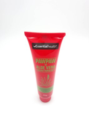 MANILA, PH - OCT 10 - 10 Ekim 2020 tarihinde Manila, Filipinler 'de temel sağlık pawpaw ve aloe vera merhem tüpü.