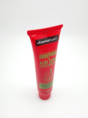 MANILA, PH - OCT 10 - 10 Ekim 2020 tarihinde Manila, Filipinler 'de temel sağlık pawpaw ve aloe vera merhem tüpü.