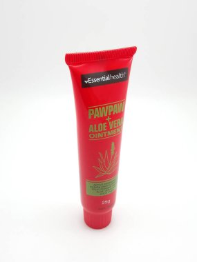 MANILA, PH - OCT 10 - 10 Ekim 2020 tarihinde Manila, Filipinler 'de temel sağlık pawpaw ve aloe vera merhem tüpü.