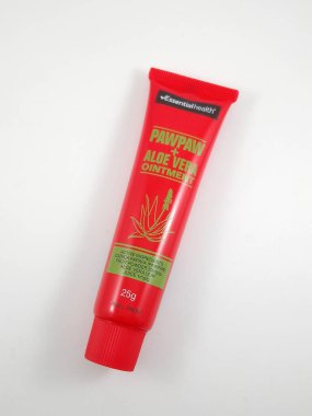 MANILA, PH - OCT 10 - 10 Ekim 2020 tarihinde Manila, Filipinler 'de temel sağlık pawpaw ve aloe vera merhem tüpü.