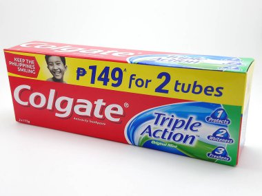 MANILA, PH - OCT 10 - 10 Ekim 2020 tarihinde Manila, Filipinler 'de Colgate üçlü eylem karşıtı diş macunu.