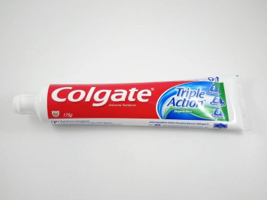 MANILA, PH - OCT 10 - 10 Ekim 2020 tarihinde Manila, Filipinler 'de Colgate üçlü eylem karşıtı diş macunu.