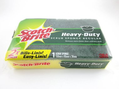 MANILA, PH - OCT 10 - 10 Ekim 2020 'de Filipinler, Manila' da düzenli olarak Scotch Brite ağır temizlik süngeri.