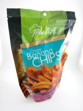 MANILA, PH - OCT 14 - 14 Ekim 2020 'de Manila, Filipinler' de ev yapımı gevrek muz cipsi.