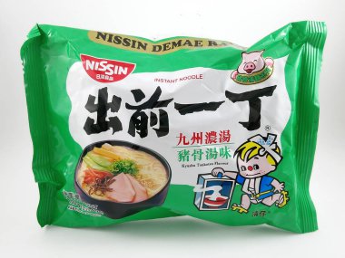 MANILA, PH - 14 Nissin ramen noodles kyushu tonkotsu flavor 14 Ekim 2020, Manila, Filipinler.