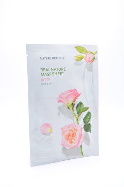 MANILA, PH - 22 Şubat - Manila, Filipinler 'de 22 Şubat 2025 tarihinde Doğa Cumhuriyeti doğası maske örtüsü yükseldi. Doğa cumhuriyeti Güney Kore 'de bir güzellik maskesi üreticisidir..