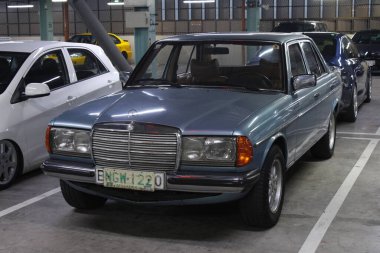 PARANAQUE, PH - SEPT 7 - Mercedes benz w123, 7 Eylül 2025 tarihinde Filipinler 'in Paranaque kentinde Vinfast halk otomobil buluşmasında. VCCM, Filipinler 'de düzenlenen bir otomobil yarışması..