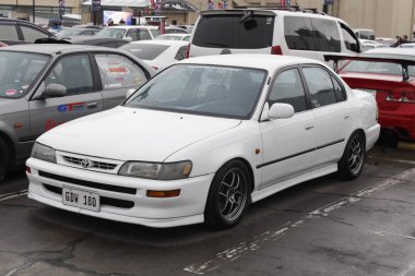 QUEZON ŞEHRİ, PH - SEPT 20 - Toyota corolla 20 Eylül 2025 tarihinde Quezon City, Filipinler 'de Çocuklar Suçlanmasın Projesi' nde. DBTK Projesi, Filipinler 'de düzenlenen bir otomobil buluşması..