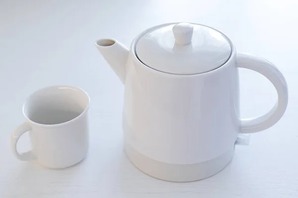 Beyaz Seramik Çaydanlık Beyaz Bir Masa Üzerinde Fincan — Stok fotoğraf