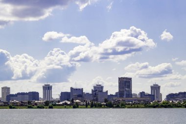 bir yaz günü mavi gökyüzü ve bulutlar ile su tarafından şehir, horosinta hattı