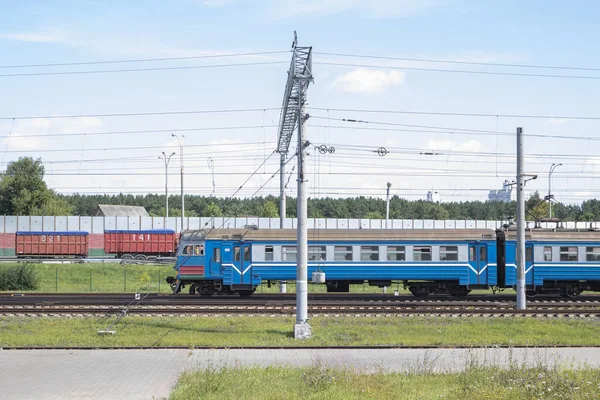 Παλιά Πόλη Μπλε Προαστιακό Ηλεκτρικό Τρένο Κινείται Στις Ράγες — Φωτογραφία Αρχείου