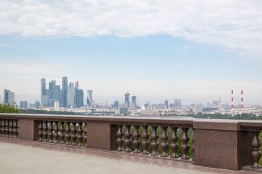 Gözlem güvertesinin arka planında modern gökdelenlerle panoramik manzara