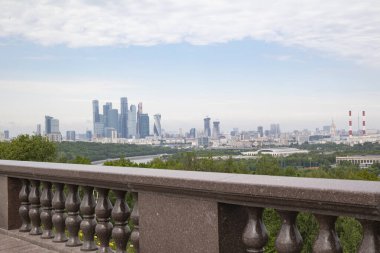Gözlem güvertesinin arka planında modern gökdelenlerle panoramik manzara