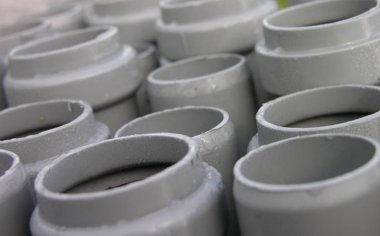 sabah çiy damla gri polietilen borular. yakın kapatın. sığ odak. 