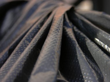 Buruşuk plastik çöp torbası siyah. alegorik - sonsuza kadar kapalı, buruşuk, çöp fırsatlar içine atılmış. düşük açılı çekim. sığ odak. yakın çekim.