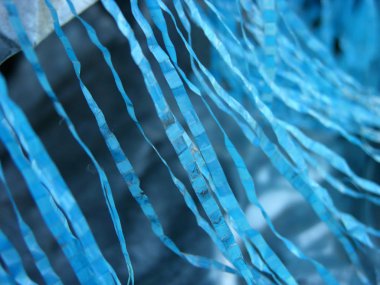 eski yıkık mavi branda. Bir kısmı rüzgarda çırpınıyor, karışıyor. Ve insan topluluğu - hepimiz kadere maruz kalmaktadır, bazı daha onlara kavisli, diğerleri (mecazi). sığ odak.