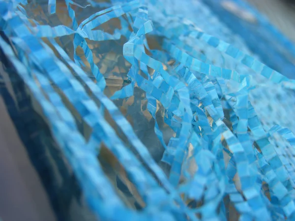 eski yıkık mavi branda. Bir kısmı rüzgarda çırpınıyor, karışıyor. Ve insan topluluğu - hepimiz kadere maruz kalmaktadır, bazı daha onlara kavisli, diğerleri (mecazi). sığ odak.