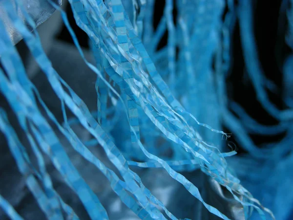 eski yıkık mavi branda. Bir kısmı rüzgarda çırpınıyor, karışıyor. Ve insan topluluğu - hepimiz kadere maruz kalmaktadır, bazı daha onlara kavisli, diğerleri (mecazi). sığ odak.