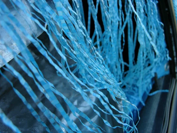 Velha Lona Azul Decrépita Parte Dele Agita Vento Confunde Comunidade — Fotografia de Stock