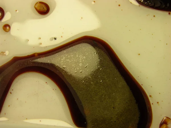 artık kahve yağlanmış bir kaseye dökülür. hepsi karışmış. böylece şekil koyu ve açık madde, büyük ve küçük parçalar, köpük ve viskoz kitleler doğdu. hep birlikte ve hepsi ayrı. vurgular, yansımalar, kabarcıklar. Makro.