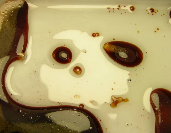 artık kahve yağlanmış bir kaseye dökülür. hepsi karışmış. böylece şekil koyu ve açık madde, büyük ve küçük parçalar, köpük ve viskoz kitleler doğdu. hep birlikte ve hepsi ayrı. vurgular, yansımalar, kabarcıklar. Makro.