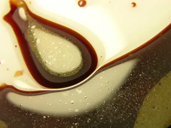 artık kahve yağlanmış bir kaseye dökülür. hepsi karışmış. böylece şekil koyu ve açık madde, büyük ve küçük parçalar, köpük ve viskoz kitleler doğdu. hep birlikte ve hepsi ayrı. vurgular, yansımalar, kabarcıklar. Makro.