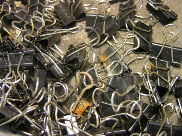 çöpte yatan eski paslı ataçlar. küller gitti, ve belgeler, onlar bağlı önce, ve şeyler bu belgelere yansıyan, ve para bu yatırılır. tüm bozulabilir ... sığ odak.