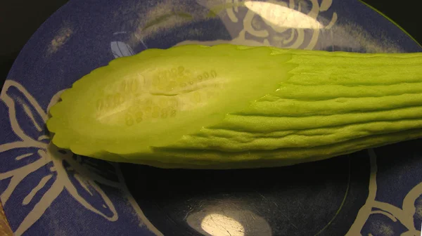 yansımaları ve vurgular ile cam seramik bir tabak üzerinde beyaz Ermeni salatalık sulu iştah açıcı dilim. Ya da kavun serpantin egzotik ve nadir meyve, kutsal dini kitaplarda bile bahsedilen.