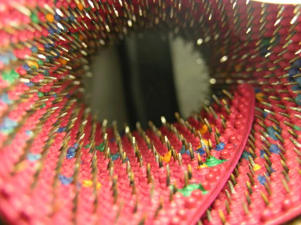 Sağlıklı ve aktif bir şekilde dönen, metal iğneli (gümüş, çinko, bakır, demir, nikel) ve lastik tabanlı ve eğri büğrü koni üzerindeki elektrokaplama etkisine sahip seyahat hayatı medikal aplikatörleriyle dolu. Masaj aleti verimliliği arttırır, sinirsel gerilimi azaltır. Makro