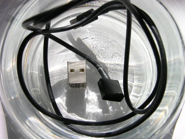 Poškozený Kabel Usb Telefonu Skleněné Baňce Makro Mělký Výběr — Stock fotografie