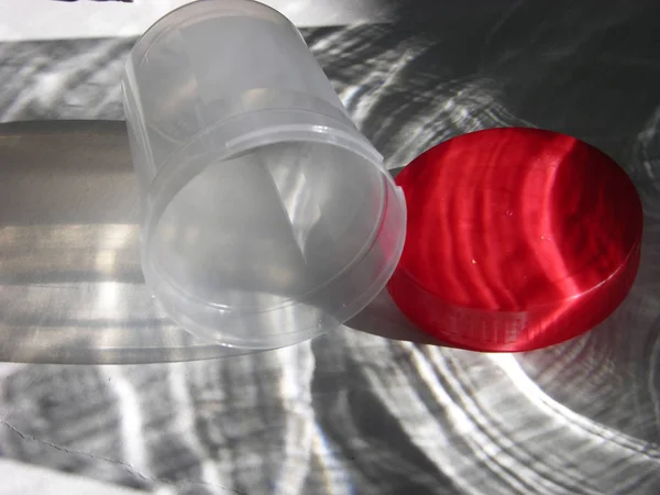 Değil romantik prosaic tıp Bankası şeffaf cam ve şeffaf plastik (olağanüstü antitez) romantik gölge geçişleri fon üzerinde testler için. sığ odak.