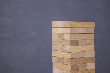 ahşap bloklar kule oyunu. planlama, strateji ve iş ve finans için risk. yalıtılmış arka plan