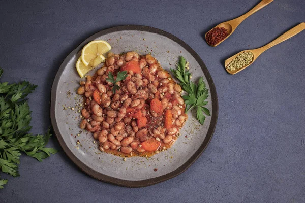 Feijão Rim Com Limão Salsa Pimenta Placa Cinza Sobre Fundo — Fotografia de Stock