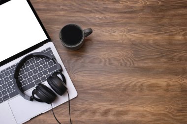 Üst görünüm çalışma alanı maket, boş ekran dizüstü bilgisayar ve kulaklıklar, c