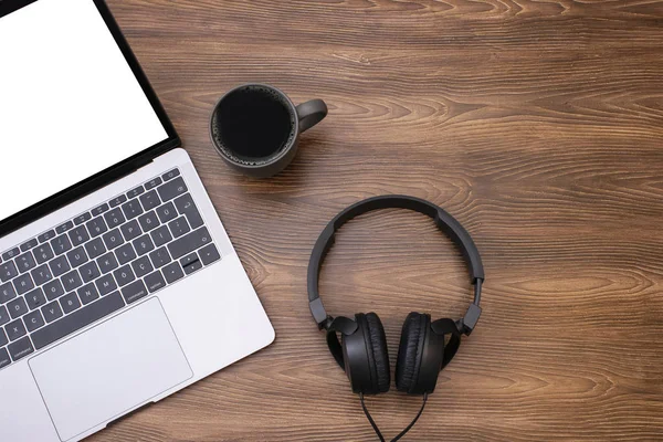 Üst görünüm çalışma alanı maket, boş ekran dizüstü bilgisayar ve kulaklıklar, c