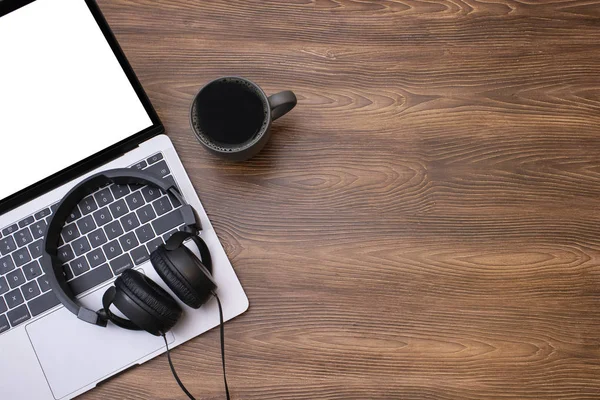 Üst görünüm çalışma alanı maket, boş ekran dizüstü bilgisayar ve kulaklıklar, c