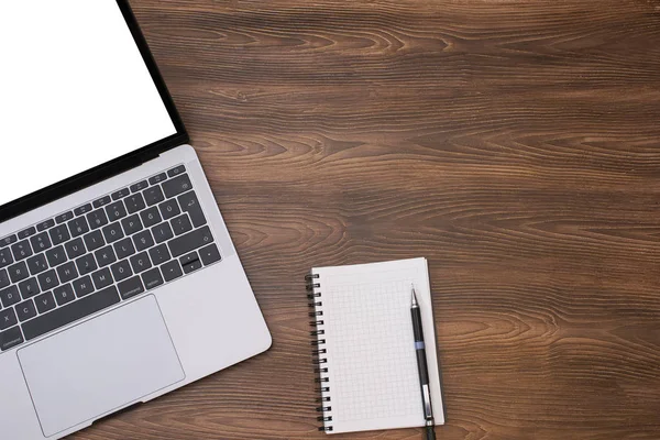 Üst görünüm çalışma alanı maket, boş ekran dizüstü bilgisayar, not defteri ve penc