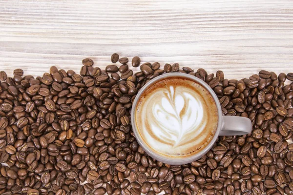 Café con leche en taza de café oscuro con granos de café en aislado —  Fotos de Stock