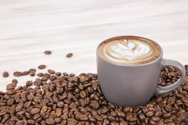 Café con leche en taza de café oscuro con granos de café en aislado —  Fotos de Stock