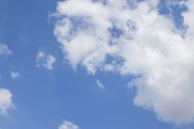 Beyaz bulutlar mavi gökyüzü arka plan, doğal doku.