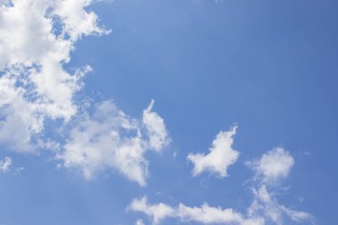 Beyaz bulutlar mavi gökyüzü arka plan, doğal doku.